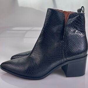 Womens Black leather Snakeskin Embossed Boot Size 6.5